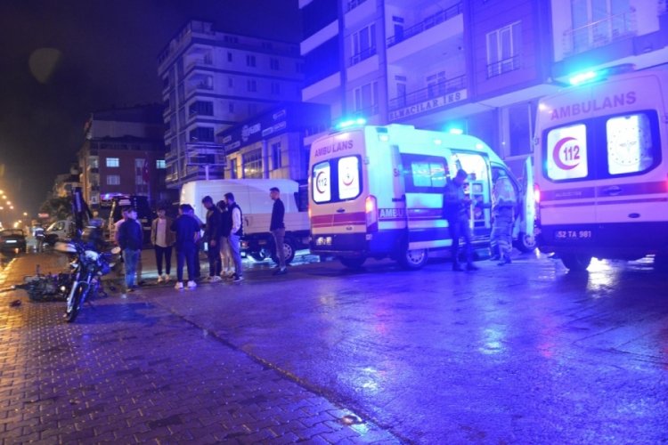 Ordu'da iki motosikletli &ccedil;arpıştı! 2 yaralı