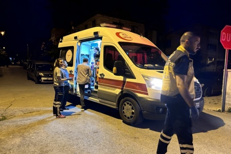 Kayseri'de gen&ccedil; kız &ouml;n&uuml;ne geleni bı&ccedil;akladı! 3 yaralı