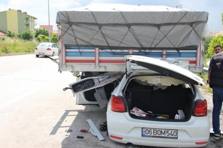 Afyonkarahisar'da  otomobil tırın altına girdi! Anne ve kızı ağır yaralandı