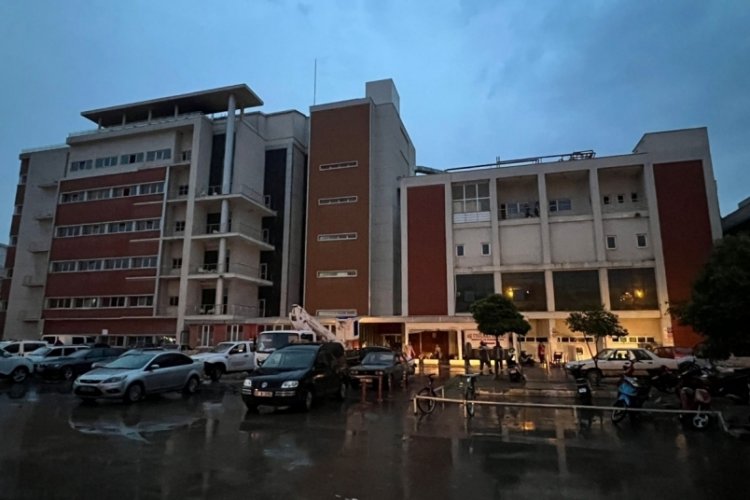 Manisa'da Akhisar Devlet Hastanesini su bastı! 62 hasta tahliye edildi