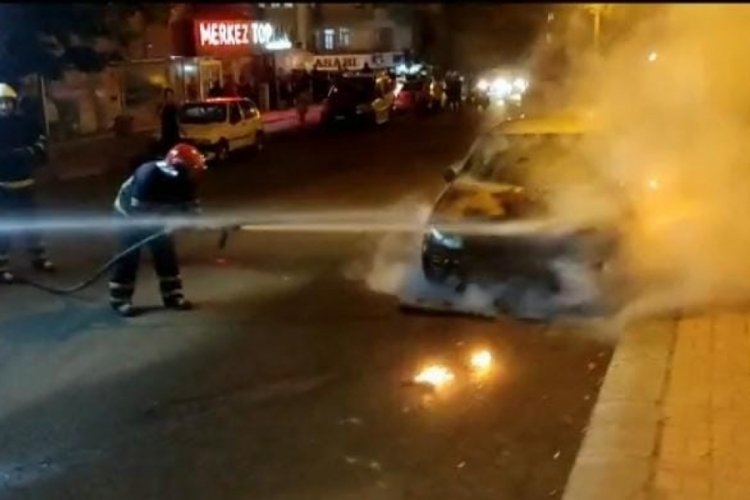 Şanlıurfa'da seyir halindeki ara&ccedil; alev alev yandı!