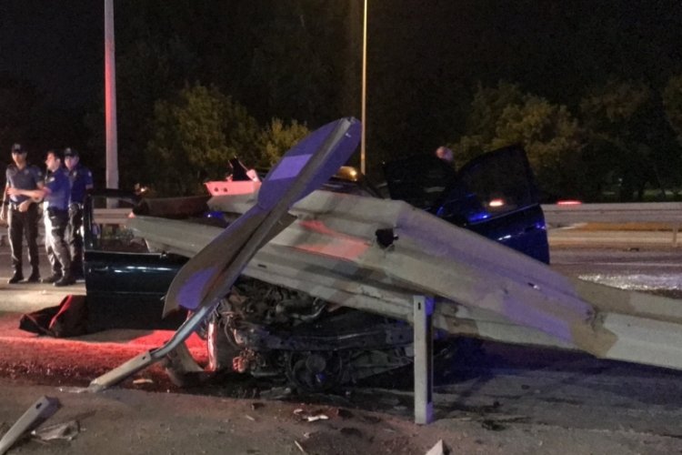 Kocaeli'de kontrolden &ccedil;ıkan otomobil bariyerlere saplandı! 1 &ouml;l&uuml;, 1 yaralı