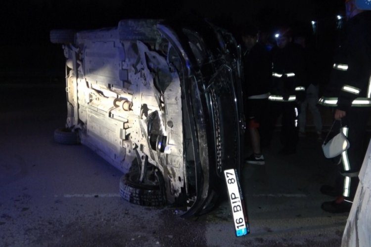 Bursa'da aydınlatma direğine &ccedil;arptılar! 2 kişi yaralandı