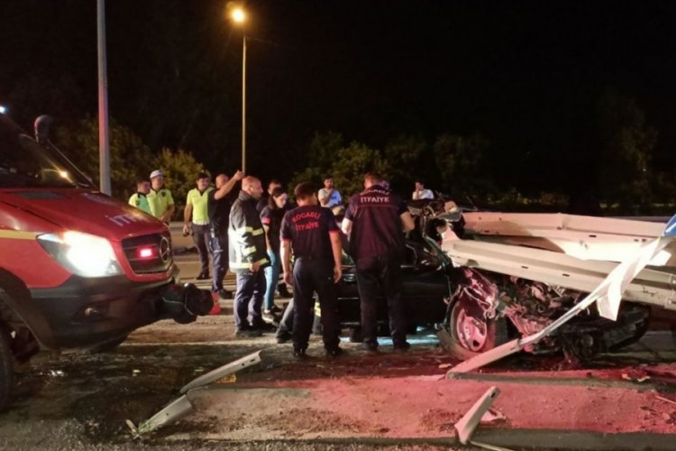 Otomobil bariyerlere saplandı: 1 &ouml;l&uuml;, 1 yaralı