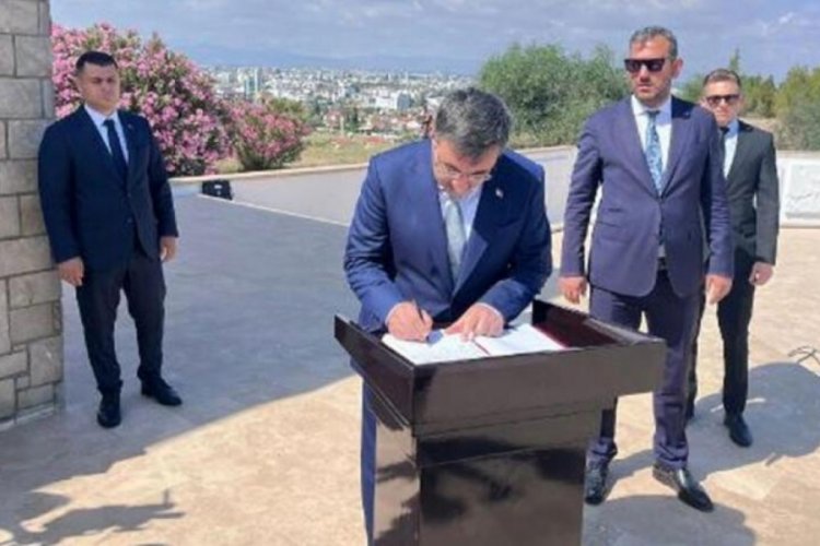 Cumhurbaşkanı Yardımcısı Yılmaz'dan Fazıl K&uuml;&ccedil;&uuml;k Anıtı'na ziyaret etti