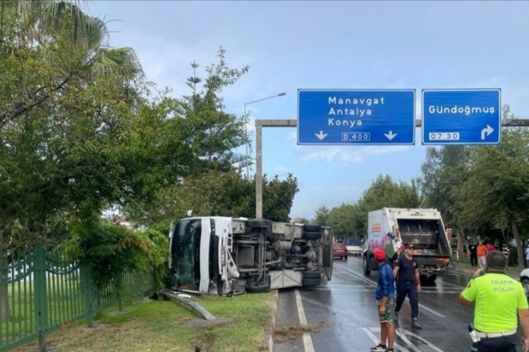 Antalya'da servis otob&uuml;s&uuml; devrildi! 15 yaralı