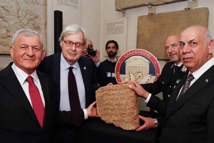 Irak İtalya'dan geri aldığı 2 bin 800 yıllık tarihi eseri sergiliyor