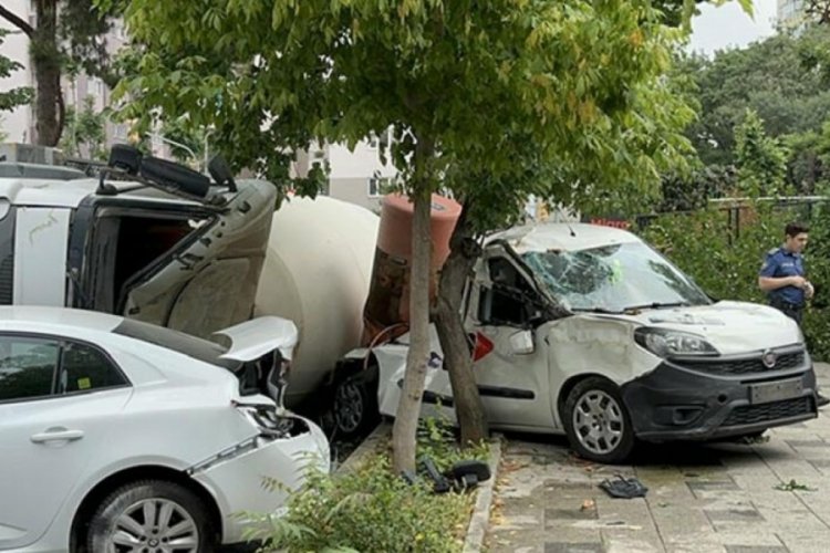 İstanbul'da beton mikseri otomobillerin &uuml;zerine devrildi! 1 yaralı