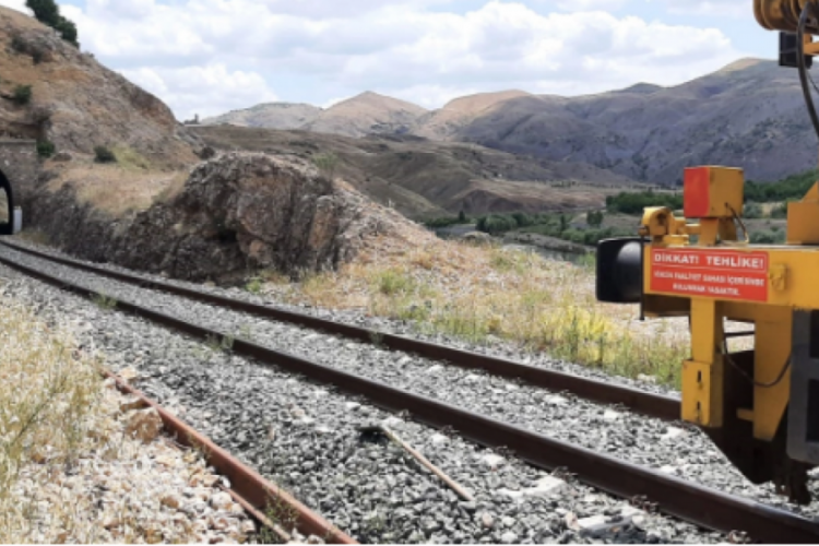 Y&uuml;k treni iş&ccedil;ilere &ccedil;arptı: 2 yaralı
