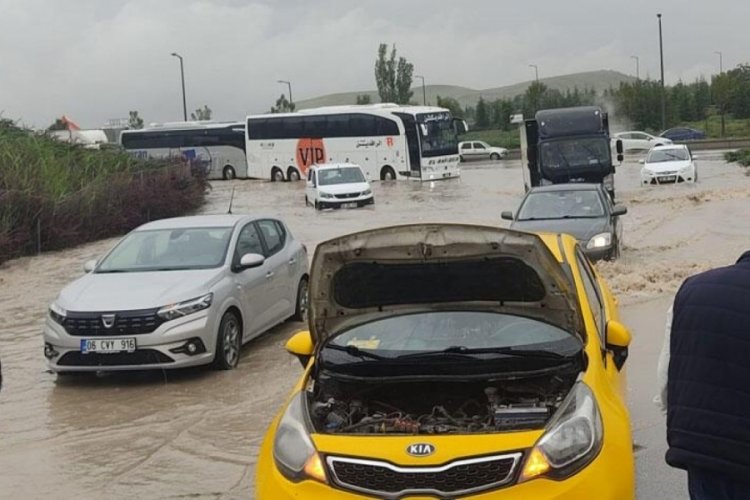 Ankara'da sağanak y&uuml;z&uuml;nden yollar g&ouml;l oldu