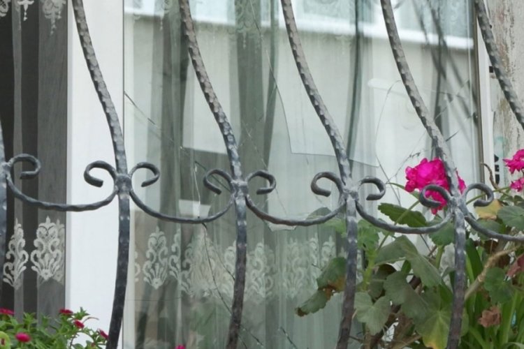 Boşanma aşamasındaki eşine 'başını keseceğim' mesajı atıp evini taşladı!