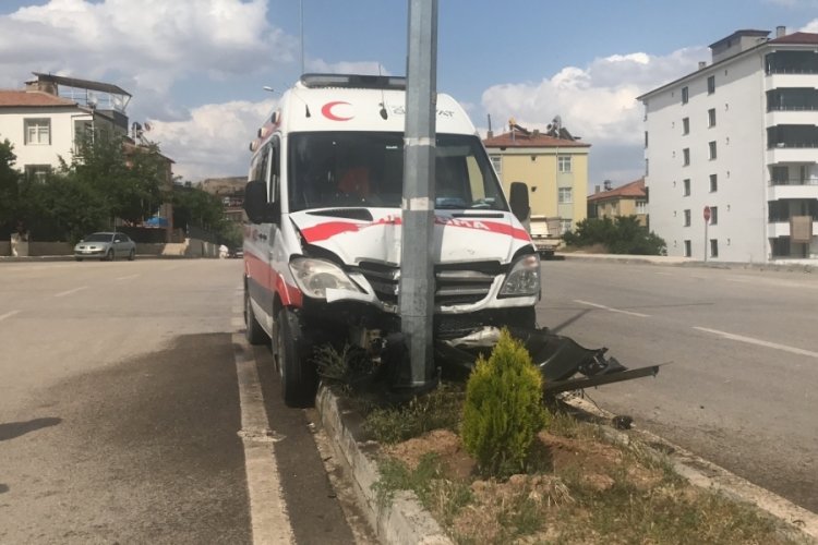 Elazığ'da ambulans aydınlatma direğine &ccedil;aptı