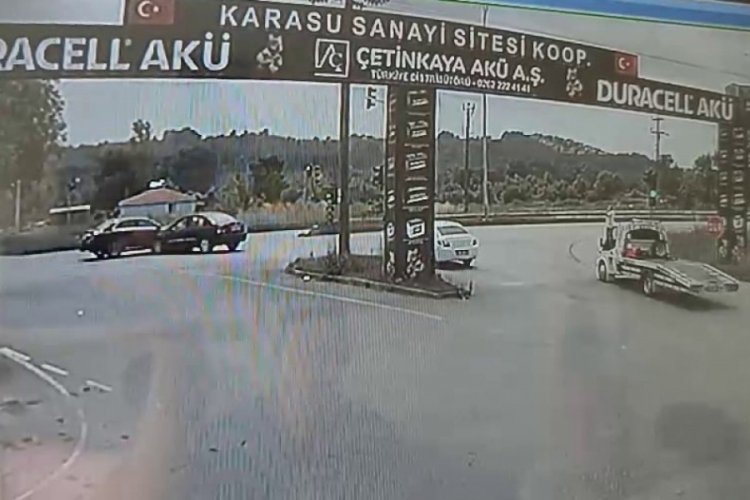 İki otomobil kafa kafaya &ccedil;arpıştı! 5 yaralı