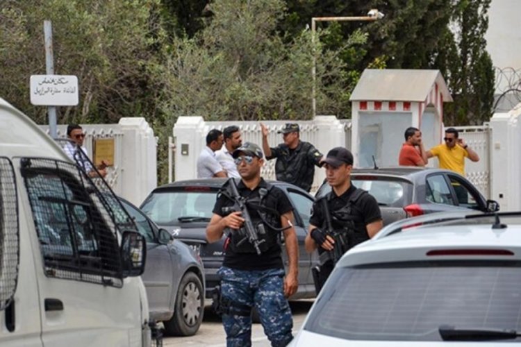 Brezilya'nın Tunus B&uuml;y&uuml;kel&ccedil;iliği'nde bı&ccedil;aklı saldırı! 1 polis yaralandı