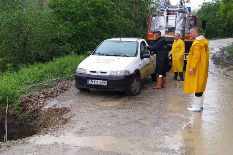 &Ccedil;orum'da selde mahsur kalan aileyi itfaiye kurtardı