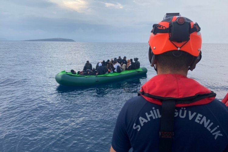 İzmir a&ccedil;ıklarında 52 d&uuml;zensiz g&ouml;&ccedil;men yakalandı