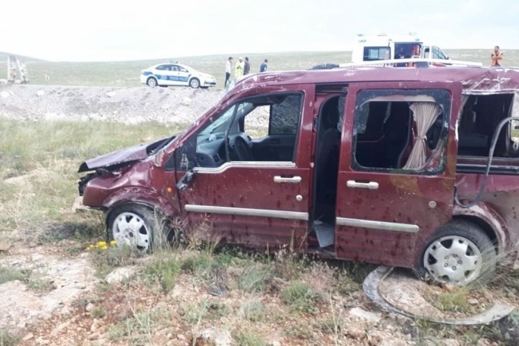 Sivas'ta direksiyon hakimiyeti kaybedilen ara&ccedil; takla atarak tarlaya u&ccedil;tu