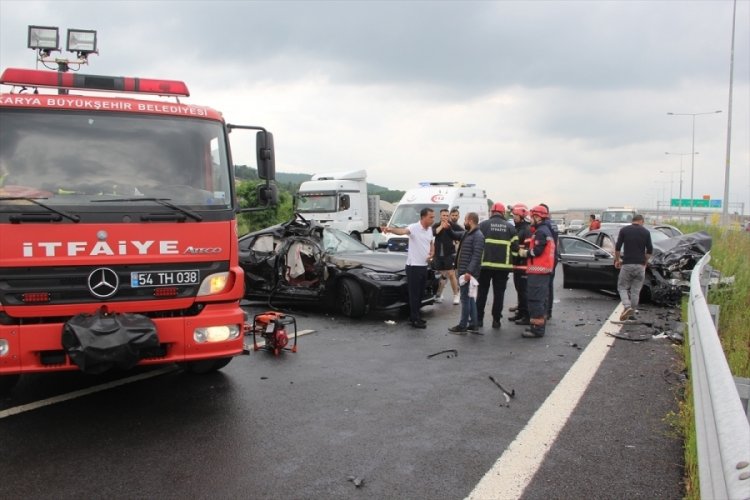 Sakarya Kuzey Marmara Otoyolu'nda zincirleme kaza: 2'si ağır 3 yaralı