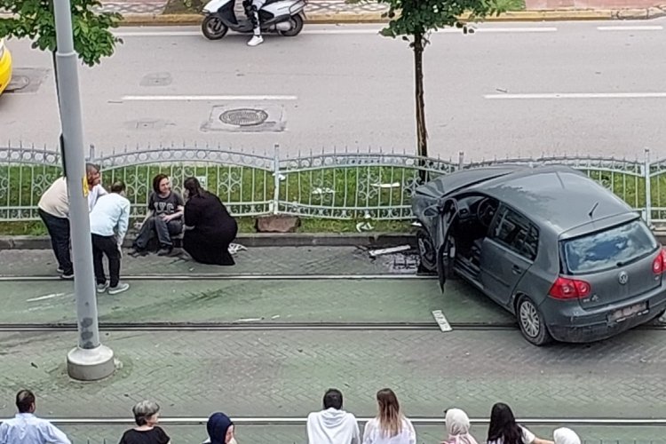 Kocaeli'nde korkulukları aşan otomobilin tramvay yoluna girdi