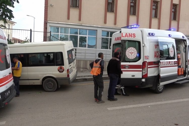 Kırıkkale'de KGM iş&ccedil;ilerini taşıyan servis aracı kaza yaptı