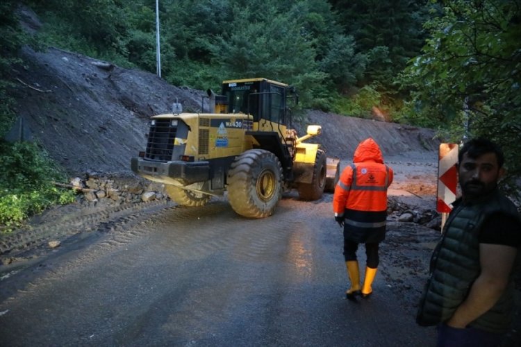 Trabzon'da şiddetli yağış hayatı fel&ccedil; etti