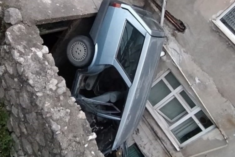 Zonguldak'ta kontrolden &ccedil;ıkan otomobil apartman boşluğuna d&uuml;şt&uuml;