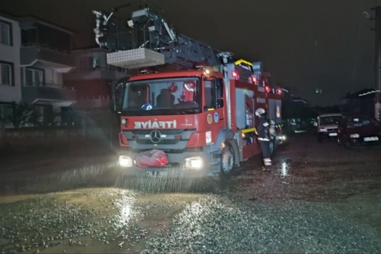 Sakarya'da &ccedil;atıya d&uuml;şen yıldırım binayı elektriksiz bıraktı