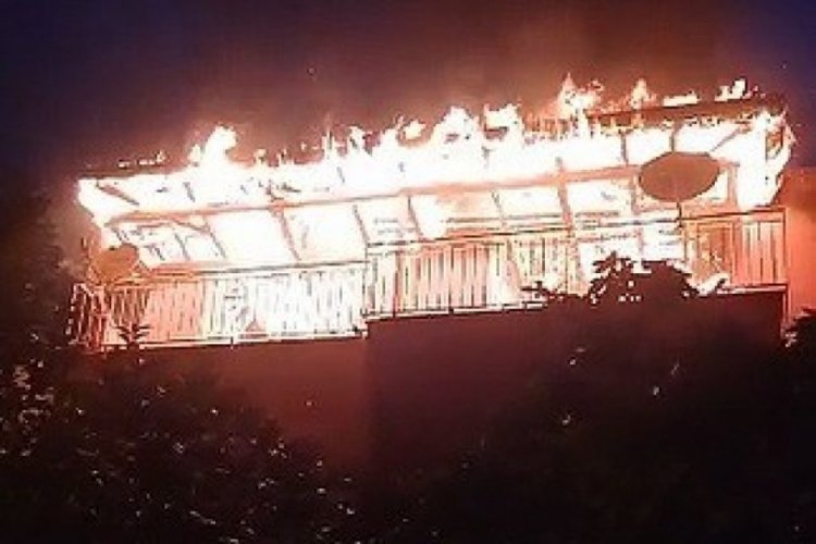 Denizli'de binanın &ccedil;atısı alev alev yandı