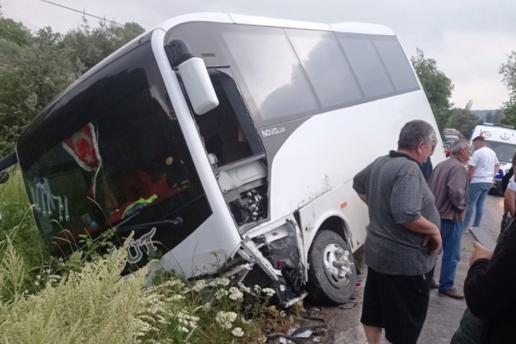 Bilecik'te minib&uuml;s ile otomobil &ccedil;arpıştı: &Ccedil;ok sayıda yaralı var