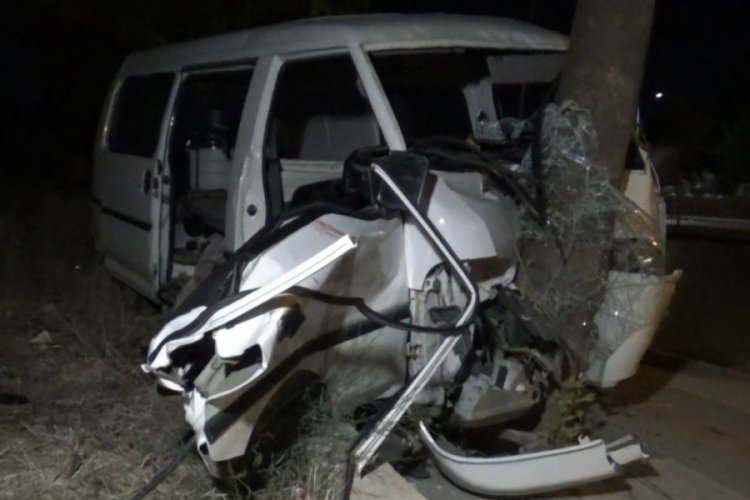 Gaziantep'te kontrolden &ccedil;ıkan otomobil ağaca &ccedil;arptı: 7 kişi &ouml;l&uuml;mden d&ouml;nd&uuml;