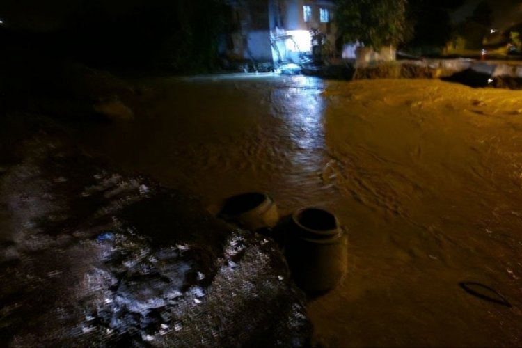 Sakarya'da dere taştı, bir&ccedil;ok mahalleyi su bastı