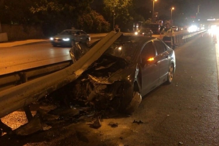Kontrolden &ccedil;ıkan otomobil bariyerlere ok gibi saplandı