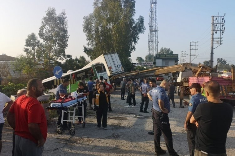 Mersin'de yolcu otob&uuml;s&uuml; &ouml;nce kamyona, ardından tıra &ccedil;arptı! &Ouml;l&uuml; ve yaralılar var