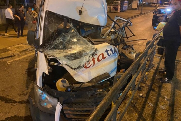 İstanbul'da servis aracı duvara &ccedil;arptı! 1 yaralı