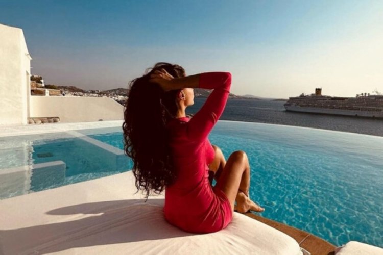 Demet &Ouml;zdemir elbiseyle havuza girdi!