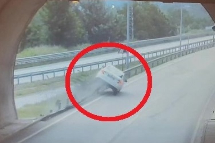 Amasya'da ilgin&ccedil; kaza: Bariyerlere &ccedil;ıkıp iki teker &uuml;st&uuml;nde metrelerce ilerledi