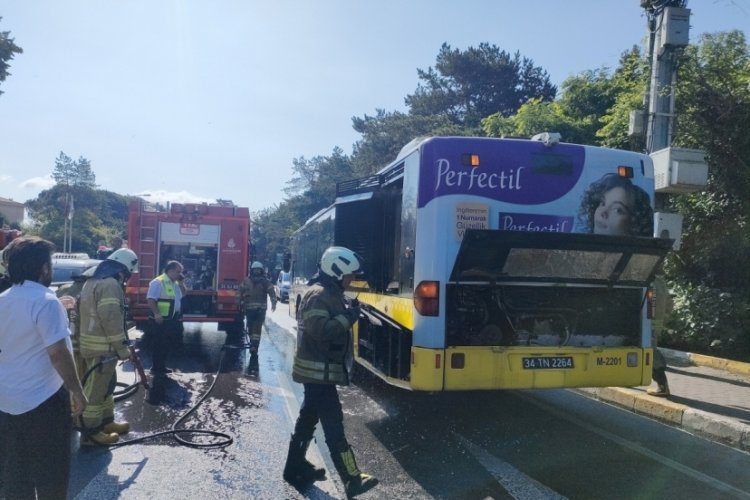 İETT otob&uuml;s&uuml;n&uuml;n motor kısmı yandı: Yolcular b&uuml;y&uuml;k panik yaşadı