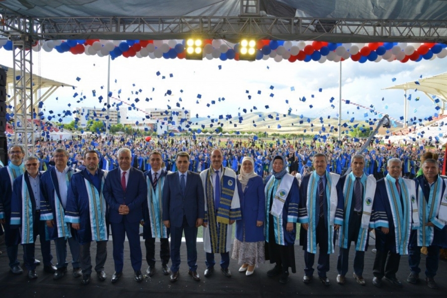 Kırşehir Ahi Evran Üniversitesi'nde mezuniyet heyecanı