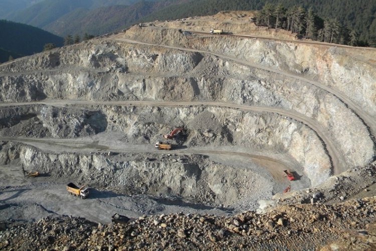 TİM Başkanı G&uuml;ltepe, Bursa'da krom maden ocağını inceledi