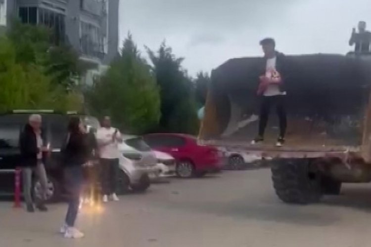 Kep&ccedil;eyle sevdiği kızın kapısına dayandı