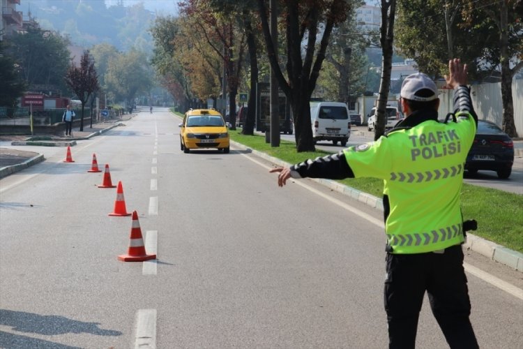 6 g&uuml;nde 5 bin adet ara&ccedil; ve s&uuml;r&uuml;c&uuml;s&uuml;n&uuml; denetledi