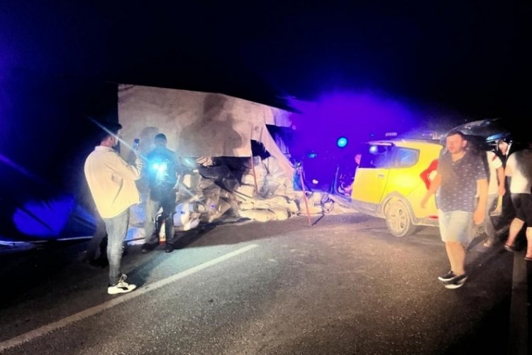 Bursa yolunda feci kaza! &Ouml;l&uuml; ve yaralılar var