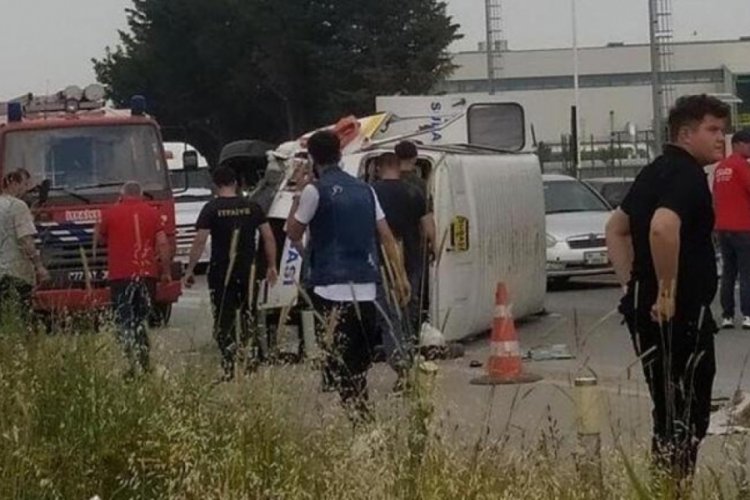 Yalova'da otomobille &ccedil;arpışan minib&uuml;s devrildi: 9 yaralı
