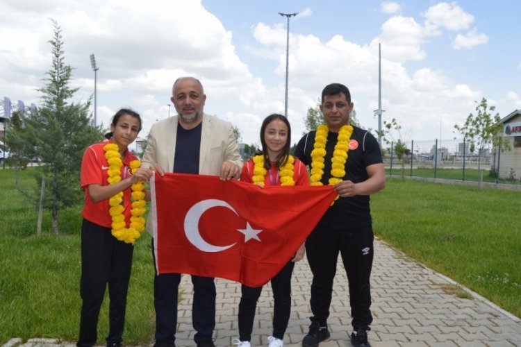 Taşoluklu g&uuml;reş&ccedil;iler heyecanla karşılandı