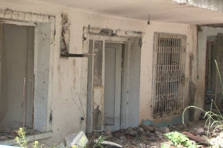 Ankara'da istinat duvarı &ccedil;&ouml;kt&uuml; aile şans eseri kurtuldu