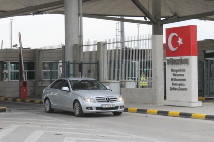 Edirne sınır kapısında gurbet&ccedil;i yoğunluğu! Hi&ccedil;bir şey g&ouml;r&uuml;nd&uuml;ğ&uuml; gibi değil