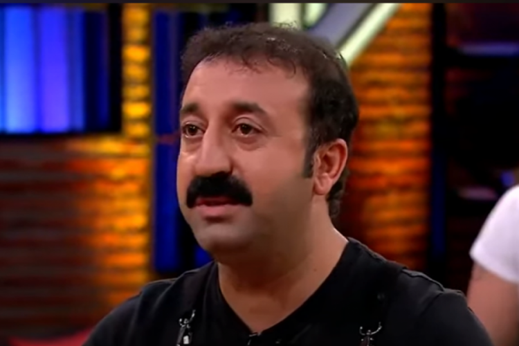 U&ccedil;akta g&ouml;ğs&uuml;nden şırdan &ccedil;ıkarıp yedi!