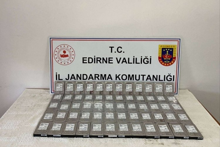 Kapıkule'de g&uuml;mr&uuml;k ka&ccedil;ağı 60 adet hard disk ele ge&ccedil;irildi