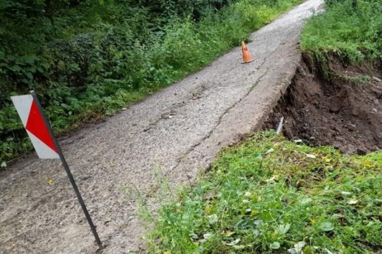 Zonguldak'ta yağış nedeniyle yol &ccedil;&ouml;kt&uuml;