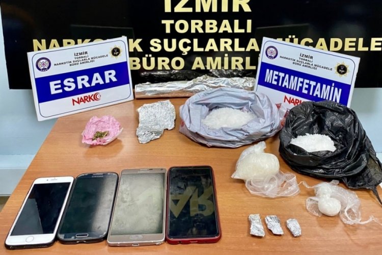 İzmir'de 3 şahıs kiraladıkları dairede uyuşturucu satarken yakalandılar